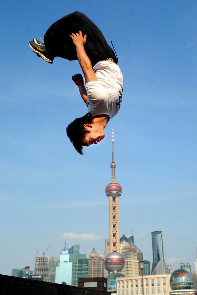 “街头跑酷赛事挑战极限运动”