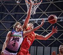 "重温NBL与CBA的对抗：足球与篮球的双重竞技"