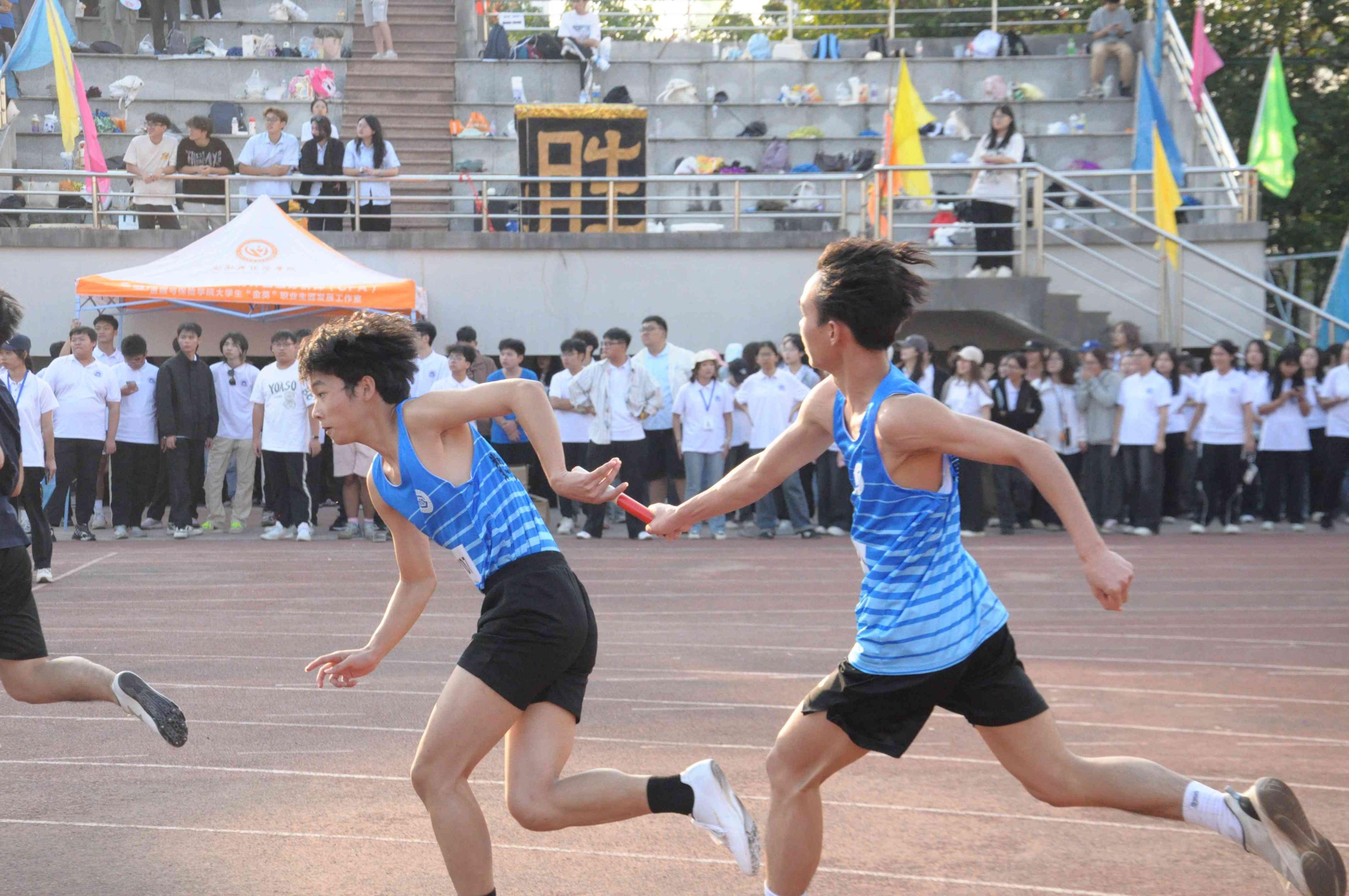 “校园田径赛季到了，青春活力尽显”的简单介绍